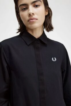 Fred Perry Fishtail Hem Shirt Dress -Fred Perry D6157 102 V2 Q323 ED3