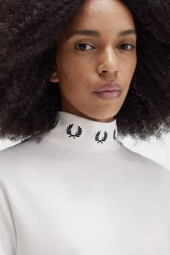 Fred Perry Laurel Wreath High Neck T-Shirt 9 Fred Perry Laurel Wreath High Neck T-Shirt -Fred Perry G5161 R33 4