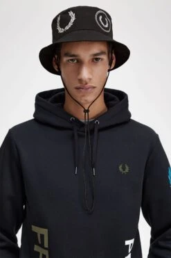 Fred Perry Graphic Branding Bucket Hat 8 Fred Perry Graphic Branding Bucket Hat -Fred Perry HW6678 102 V2 Q323 ED1