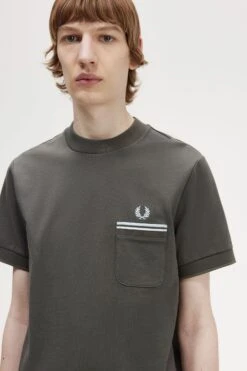 Fred Perry Twin Tipped Pocket T-Shirt -Fred Perry M4650 638 V2 Q323 ED1