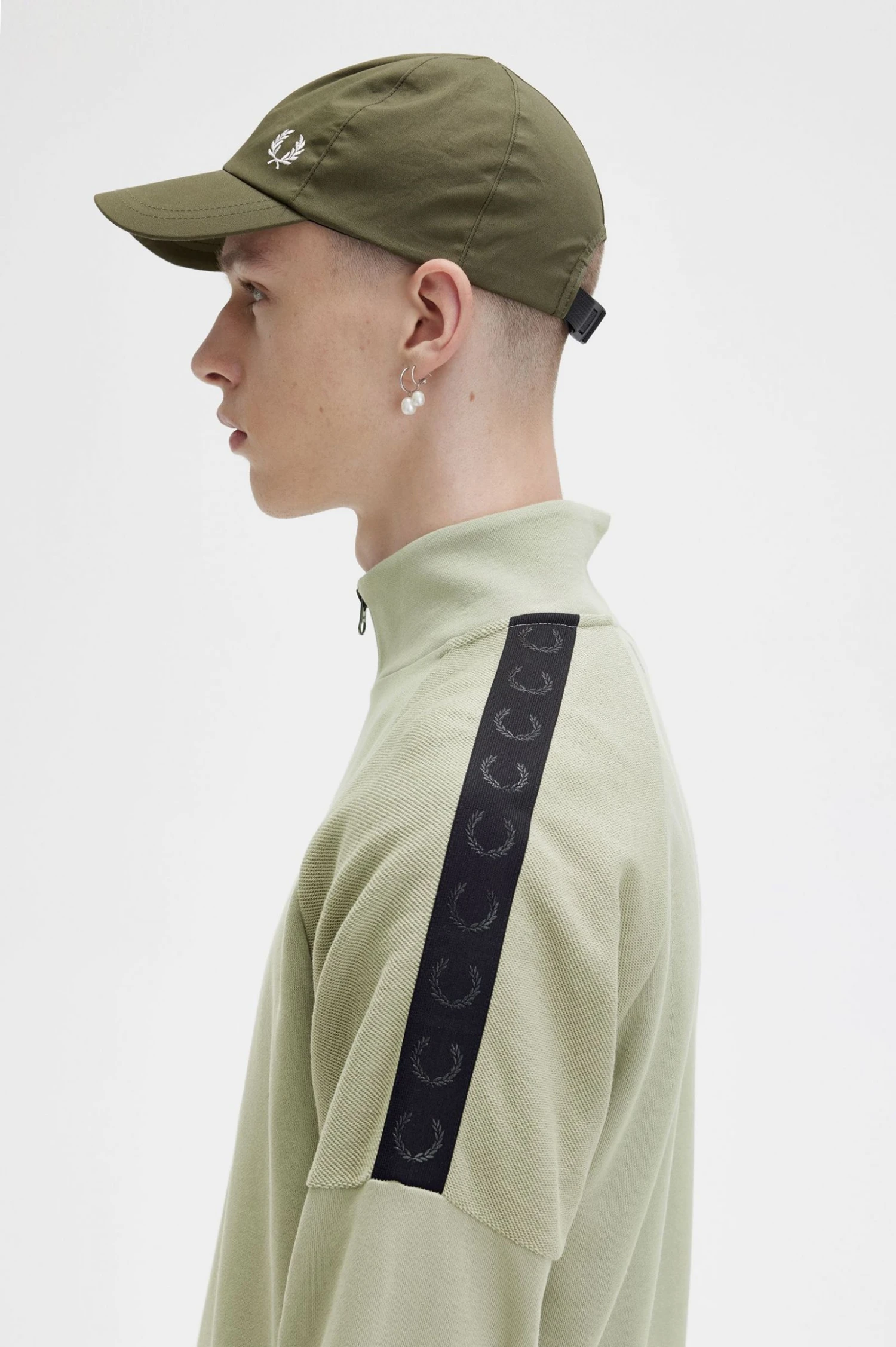 Fred Perry Circle Branding Half-Zip Sweatshirt 3 Fred Perry Circle Branding Half-Zip Sweatshirt - Image 3