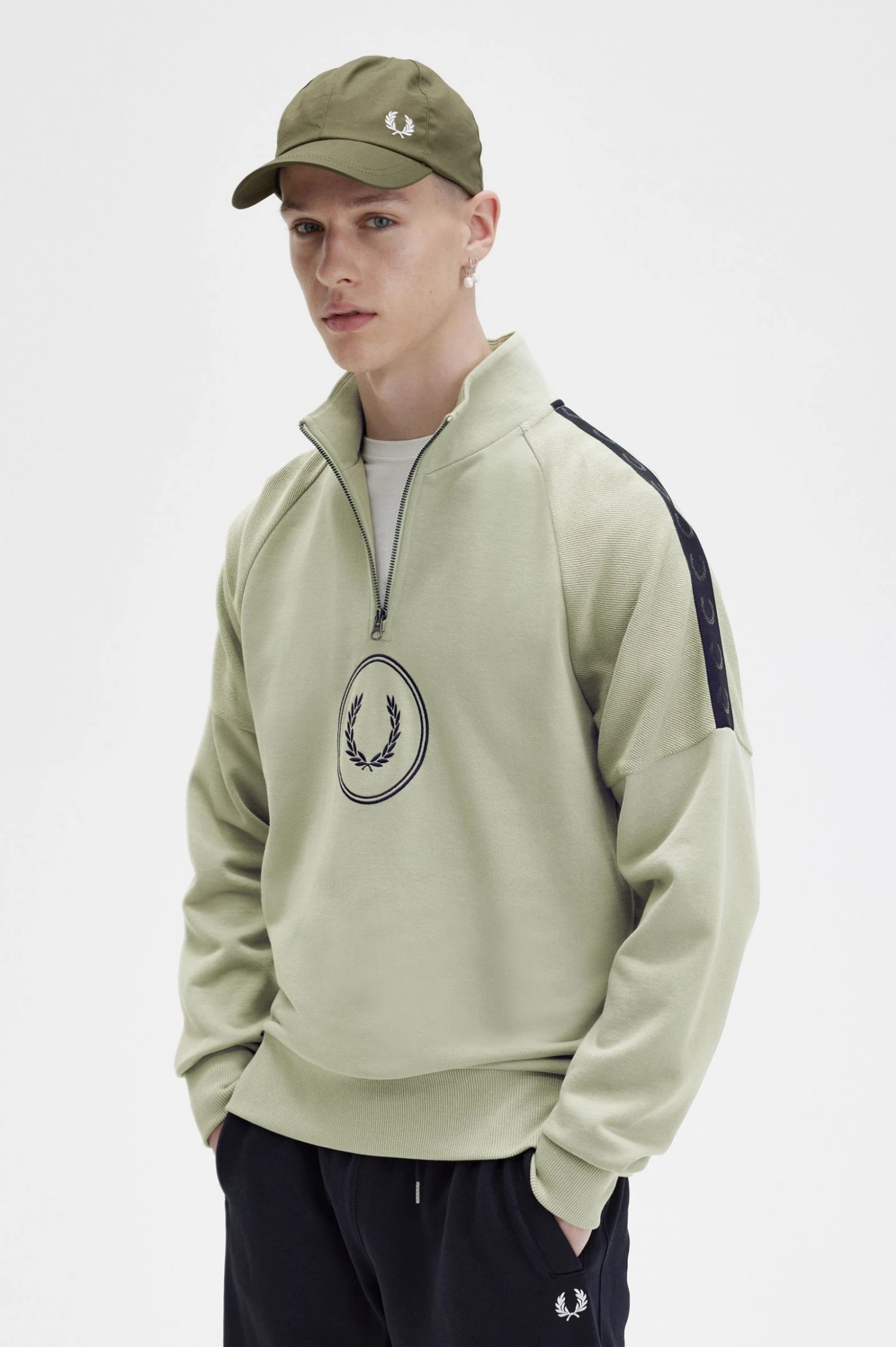 Fred Perry Circle Branding Half-Zip Sweatshirt 4 Fred Perry Circle Branding Half-Zip Sweatshirt - Image 4