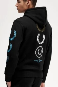 Fred Perry Graphic Branding Hooded Sweatshirt -Fred Perry M6544 102 V2 Q323 ED1