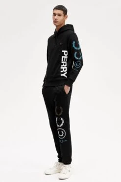 Fred Perry Graphic Branding Hooded Sweatshirt -Fred Perry M6544 102 V2 Q323 ED3