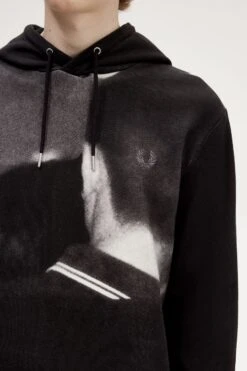 Fred Perry Rave Graphic Hooded Sweatshirt -Fred Perry M6562 102 V2 Q323 ED1