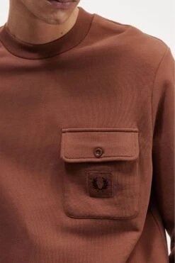 Fred Perry Badge Detail Crew Neck Sweatshirt 9 Fred Perry Badge Detail Crew Neck Sweatshirt -Fred Perry M6805 S54 V2 Q323 ED2