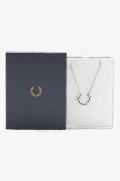 Fred Perry Laurel Wreath Necklace 5 Fred Perry Laurel Wreath Necklace -Fred Perry MS4710 910 3