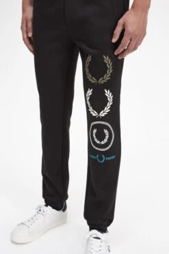 Fred Perry Graphic Branding Sweatpants -Fred Perry T6505 102 V2 Q323 ED1