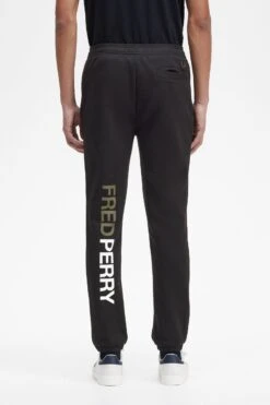 Fred Perry Graphic Branding Sweatpants -Fred Perry T6505 102 V2 Q323 MOD3 BACK